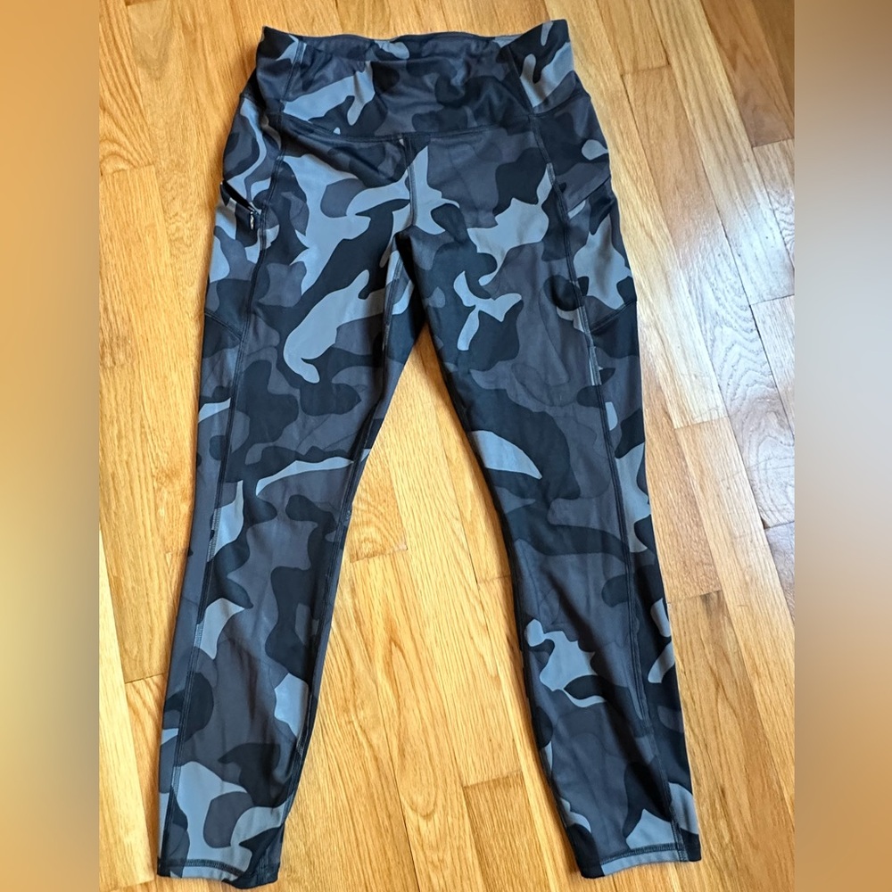 Athleta 7/8 length Black and Gray Camouflage Leggings